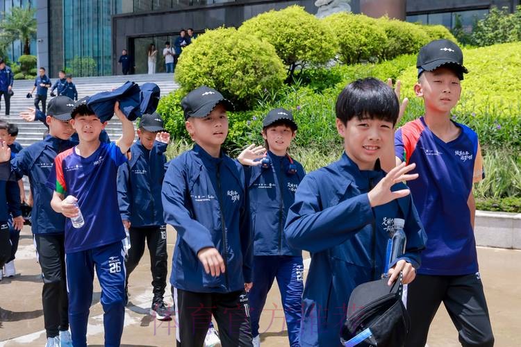 内蒙古“足球频道电力杯”一带一路国际青少年足球夏令营暨2019年“足球频道娜荷芽”全国幼儿足球活动开幕